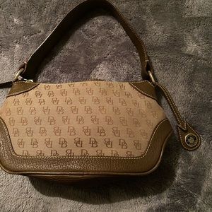 Purse Dooney & Bourke purse , leather with materials color brown.